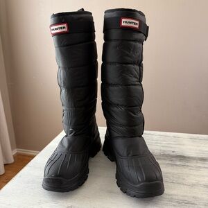 Hunter Black Intrepid tall snow winter Boots size 7 - Small tear